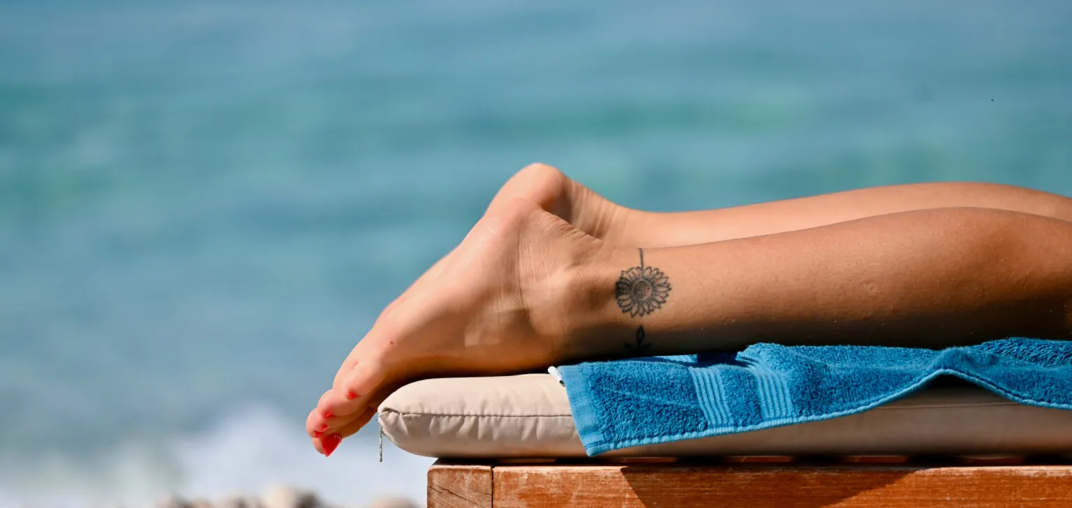 como cuidar da tatuagem na praia